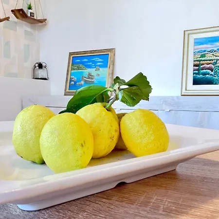 In Con Giardino, Vicino Al Mare *