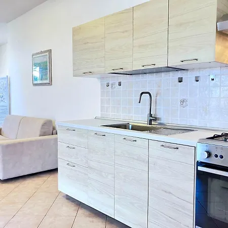 In Con Giardino, Vicino Al Mare